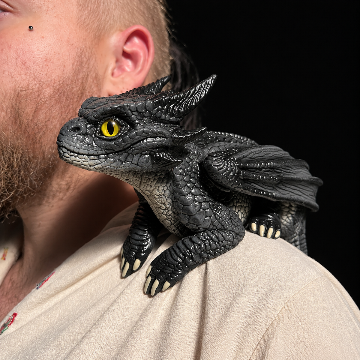 Dragón de Hombro 3D Ultra Realista: Esculpido a Mano y Personalizado para Ti